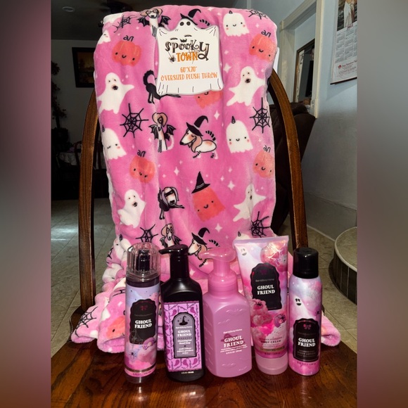 Bath & Body Works Ghoul friend set with Spooky Pink Plush Throw - Picture 1 of 4